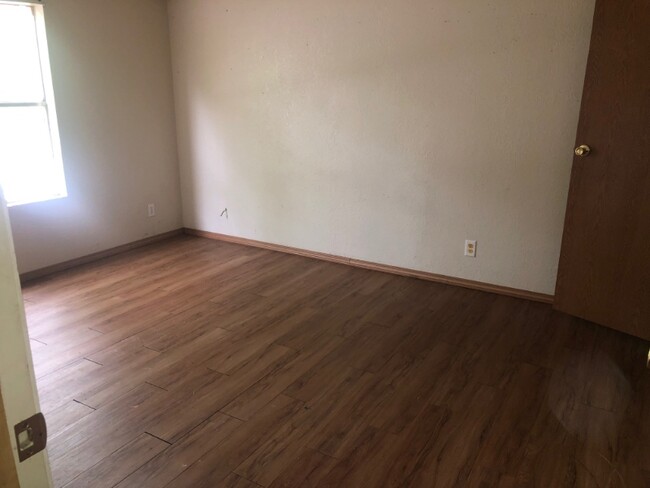 Building Photo - 104 Lake Forest Dr