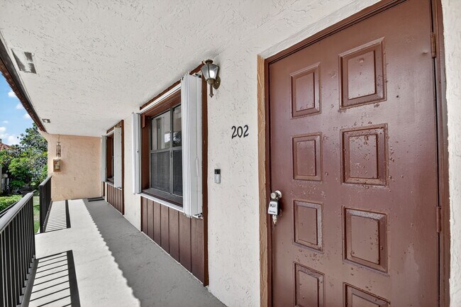 Foto del edificio - 5985 Forest Hill Blvd