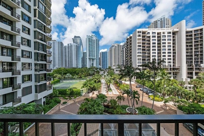 Building Photo - 520 Brickell Key Dr