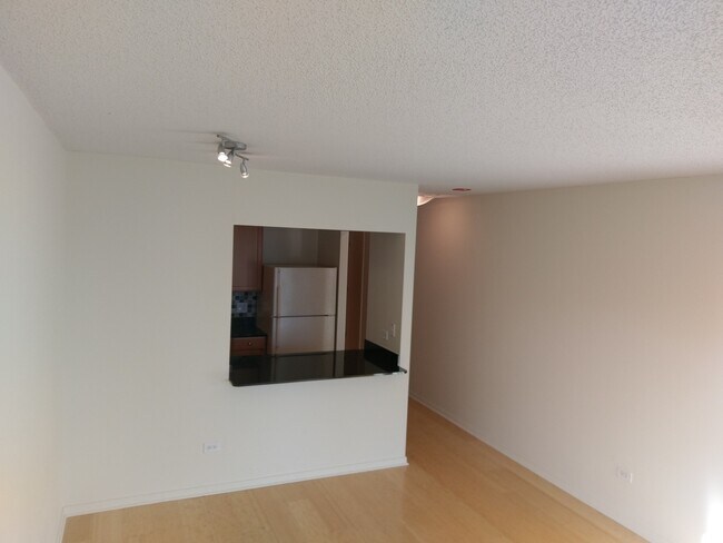 Building Photo - 400 N La Salle Dr
