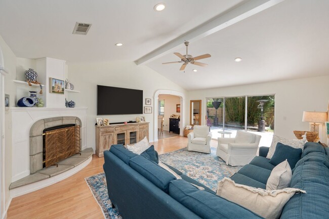 Building Photo - Location & LUXURY in Bluewater Bay!!