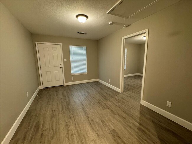 Building Photo - 5105 Oak Ave