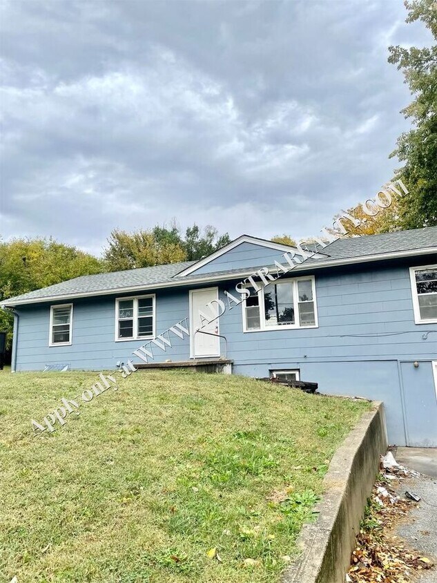 Foto principal - Completely Remodeled and Updated 6 Bedroom...