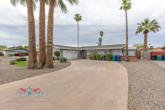Building Photo - 2224 W Emelita Ave