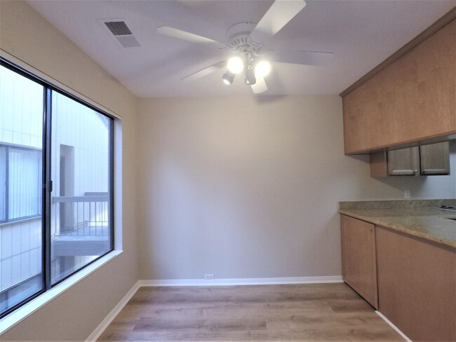 Building Photo - 524 Woodside Oaks