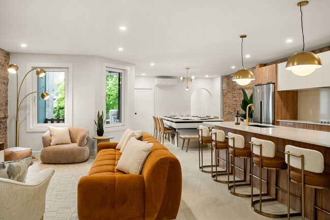 Building Photo - 4276 R. Saint-Denis