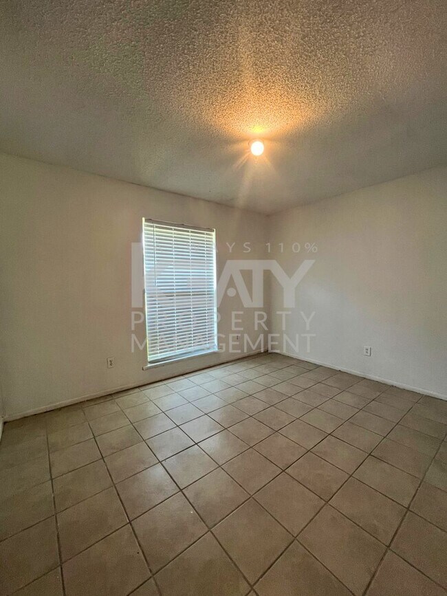 Building Photo - 3 bedroom, 2 bathroom home NOW available!