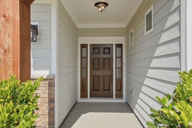 Building Photo - Stunning Home with Main-Level Bedroom, Gourmet Kitchen