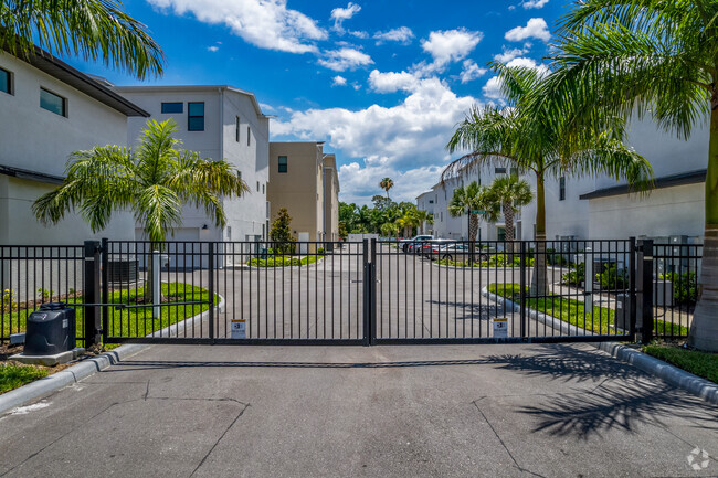 Entrada - Uptown Kenwood