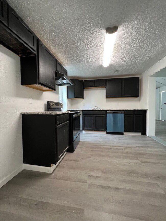 Building Photo - Remodeled 3 bedroom 2 bath home!