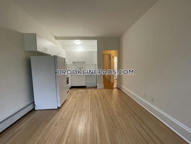 Building Photo - 1539 Beacon St.