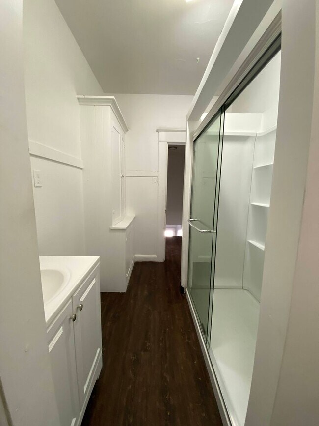 Foto del edificio - Two Bed, One Bath Apartment Located Downtown