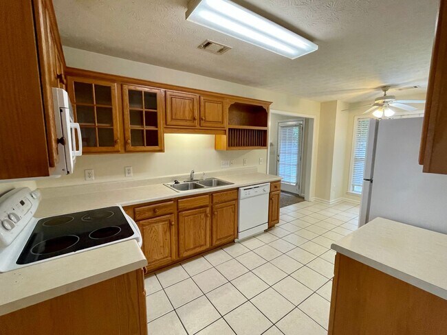Building Photo - 4 Bedrooms in Eastern Oaks