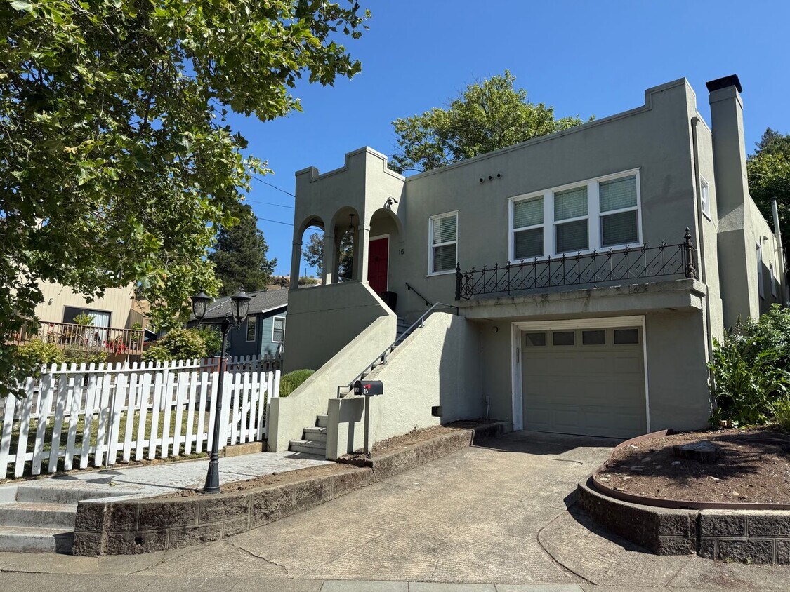 Primary Photo - THREE BEDROOM / TWO BATH HOME IN NICE NEIG...
