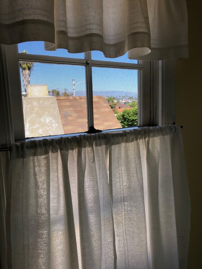 Hollywood Hills View - 1857 S Cochran Ave