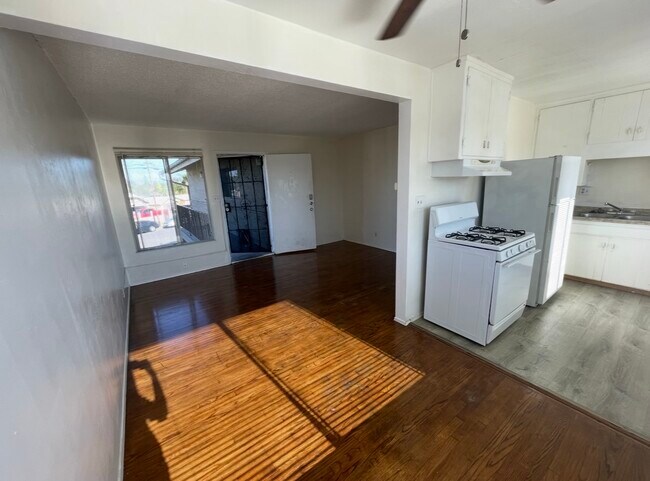 Del comedor a la cocina y sala de estar. - 4068 Oakcrest Dr
