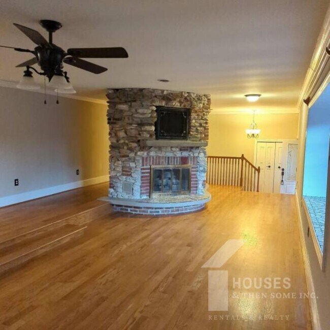 Foto del edificio - 443 Chastain Rd