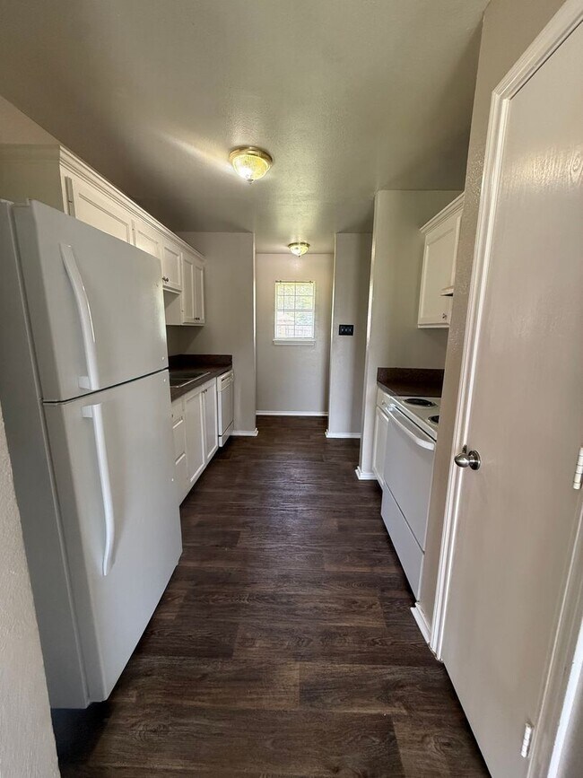 Foto del edificio - 3-bed/2-bath with garage!