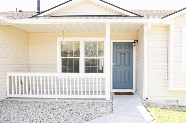 Building Photo - "Charming 4-Bed Home with Granite Countert...