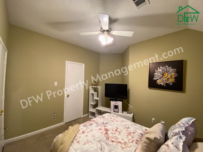 Foto del edificio - 317 Oak Meadow Ln
