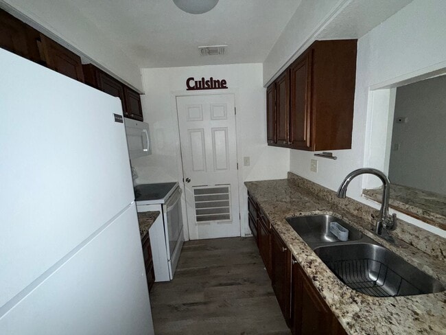 Building Photo - Spacious 2/2 in SW Gainesville – W/D Included!