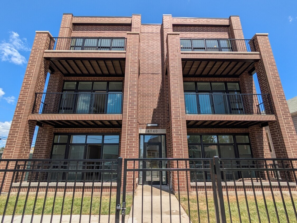 Primary Photo - 4740 W Addison St