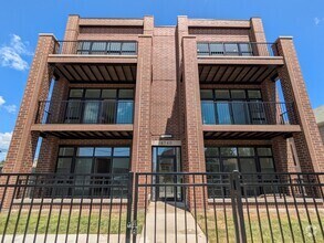 Building Photo - 4740 W Addison St