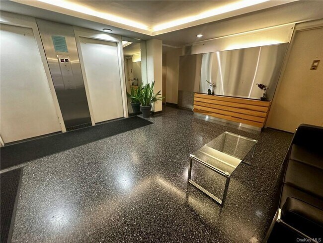 Foto del edificio - 321 E 45th St