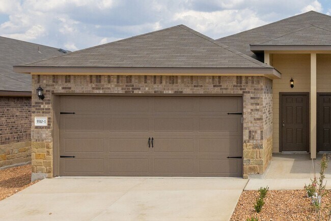 Building Photo - GORGEOUS 3 BEDROOM DUPLEX LOCATED IN CONVERSE, TX!