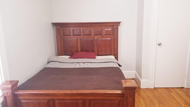 Bedroom with Bed - 7 Woodward Park St