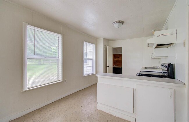Building Photo - 303 Donatto Dr