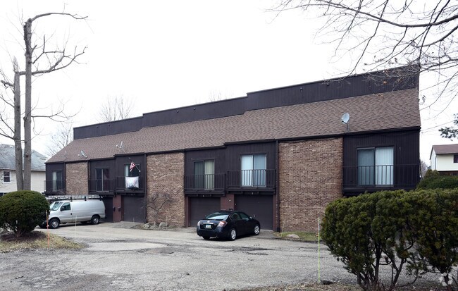 Building Photo - 338 E Portage Trl