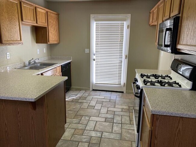 Building Photo - Middle unit available on Academy!
