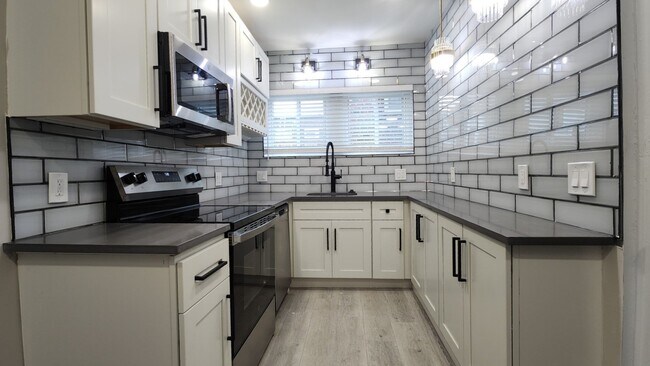 Building Photo - 7556 Byron Pl