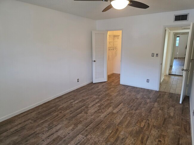 Building Photo - 257 S Cypress Rd