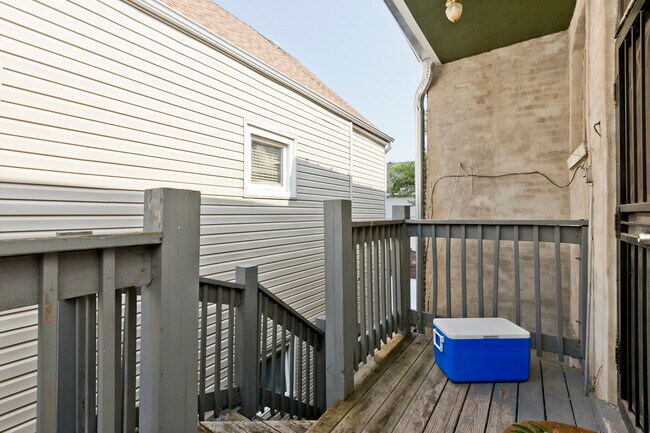 Building Photo - 3556 W Wrightwood Ave