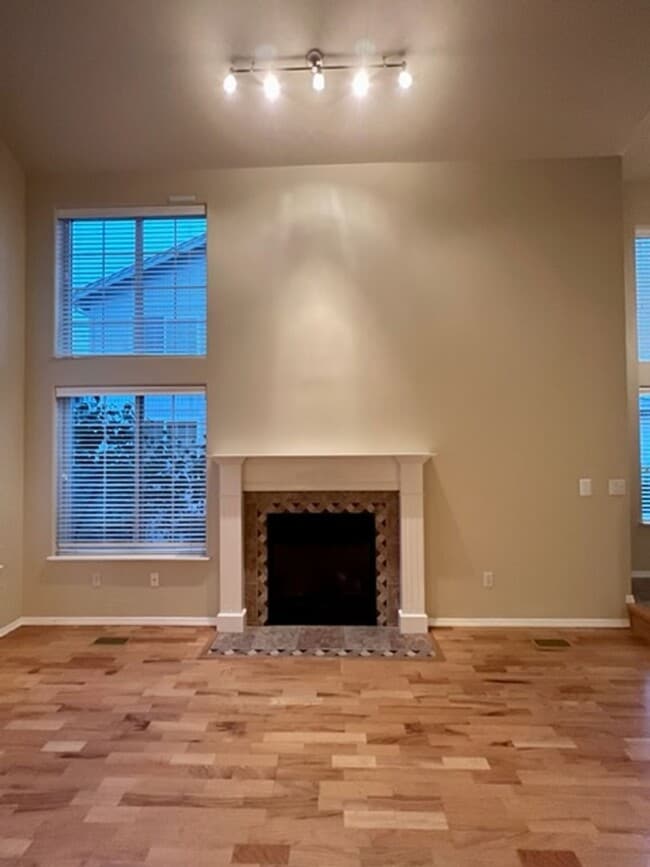 Building Photo - Updated 3 Bedroom Condo!