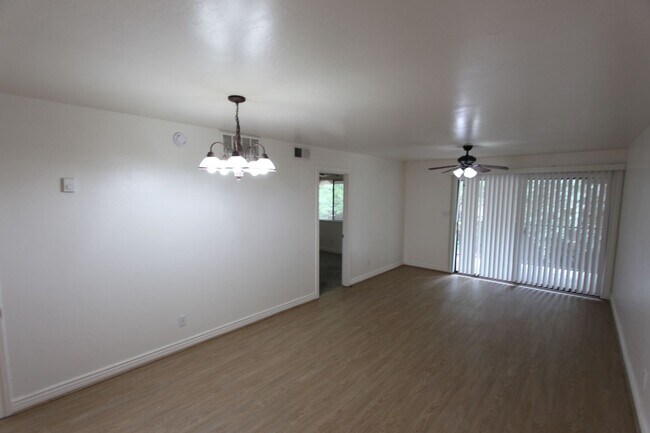 Foto del edificio - COMING JULY | Bright 2BR/2BA Condo in University Heights | Private Balcony