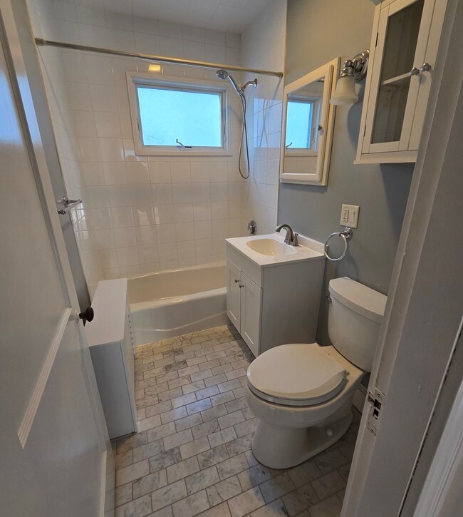 Building Photo - 37 Pine St