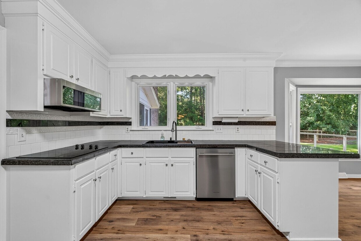 Spacious Living Near Downtown Charleston - Spacious Living Near Downtown Charleston
