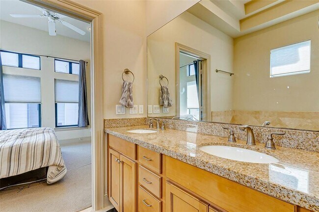 Foto del edificio - Bright and spacious townhome with a beautiful rooftop terrace to relax.