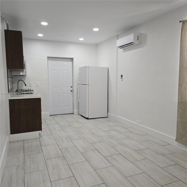 Foto del edificio - 1230 NW 70th St