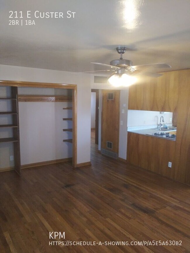 Foto del edificio - 211 E Custer St