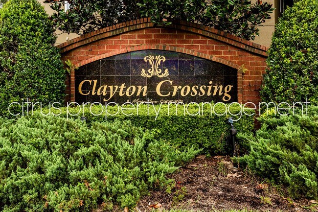 Foto del edificio - Impeccable Clayton Crossing 3/2.5 Townhome...