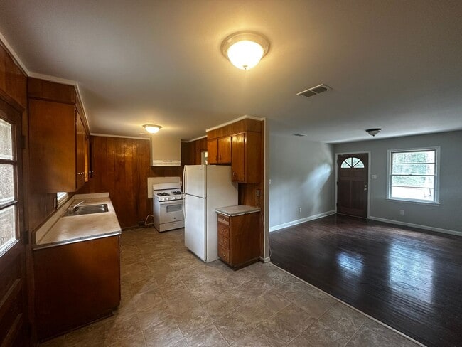 Building Photo - Very spacious 3bed/1bath home!