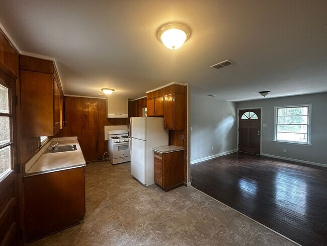 Foto del edificio - Very spacious 3bed/1bath home!