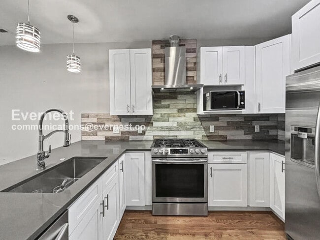 Building Photo - 3 Bed, 3.5 Bath Townhouse with Garage / Available Soon!