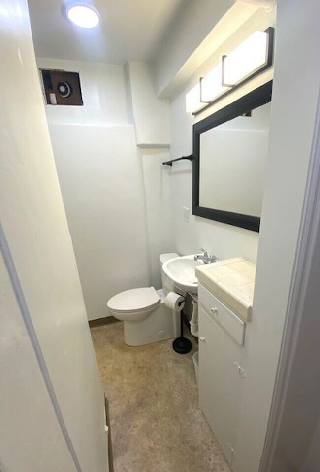 Building Photo - Prime Manhattan Beach one bedroom unit one...