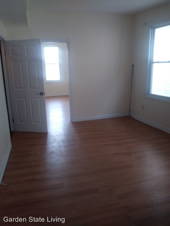Building Photo - 5 br, 1 bath Apartment - 144 Columbia Avenue