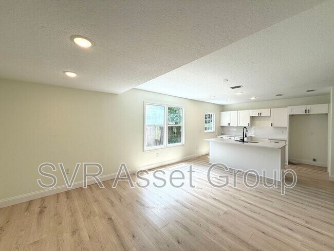 Photo - 732 E 57th St House